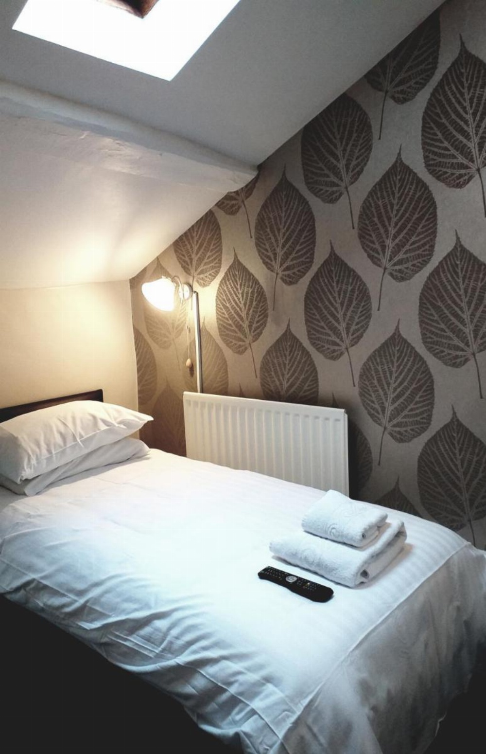 Single Room with Private Bathroom (1st Floor)